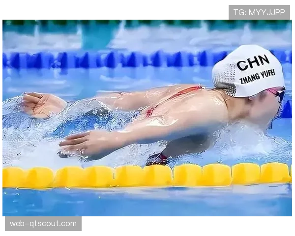 比赛泳帽意外破裂，运动员紧急更换备用泳帽后坚持完赛