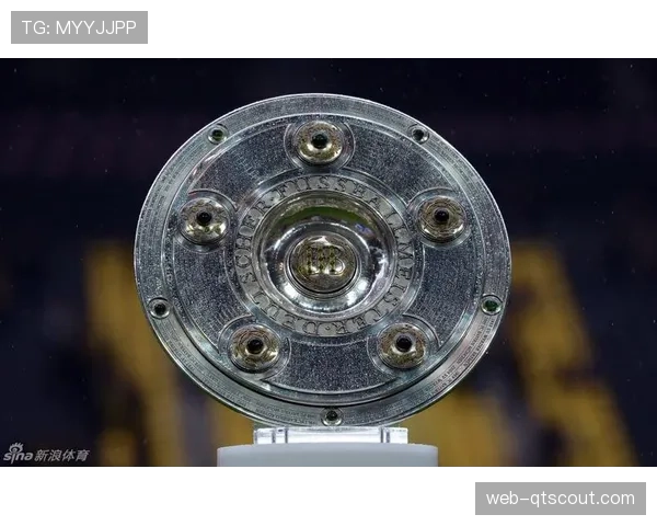 德国足球博物馆举办“德甲60年”特展,展出历代冠军奖盘 德国足球博物馆举办“德甲60年”特展,展出历代冠军奖盘