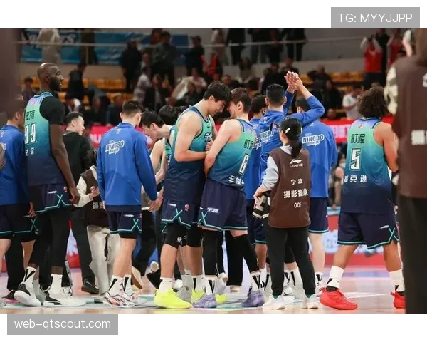 宁波富邦町渥男篮主场座无虚席，现场球迷身着球队队服挥舞加油标语